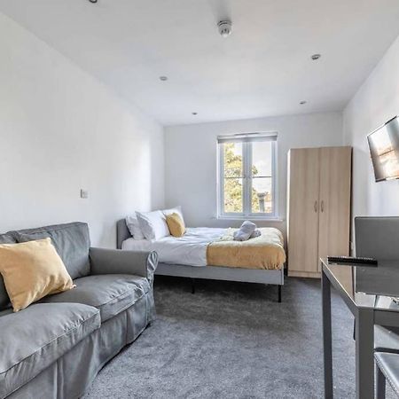 Modern Apartment On Egham High St And Close To Royal Holloway Exterior photo