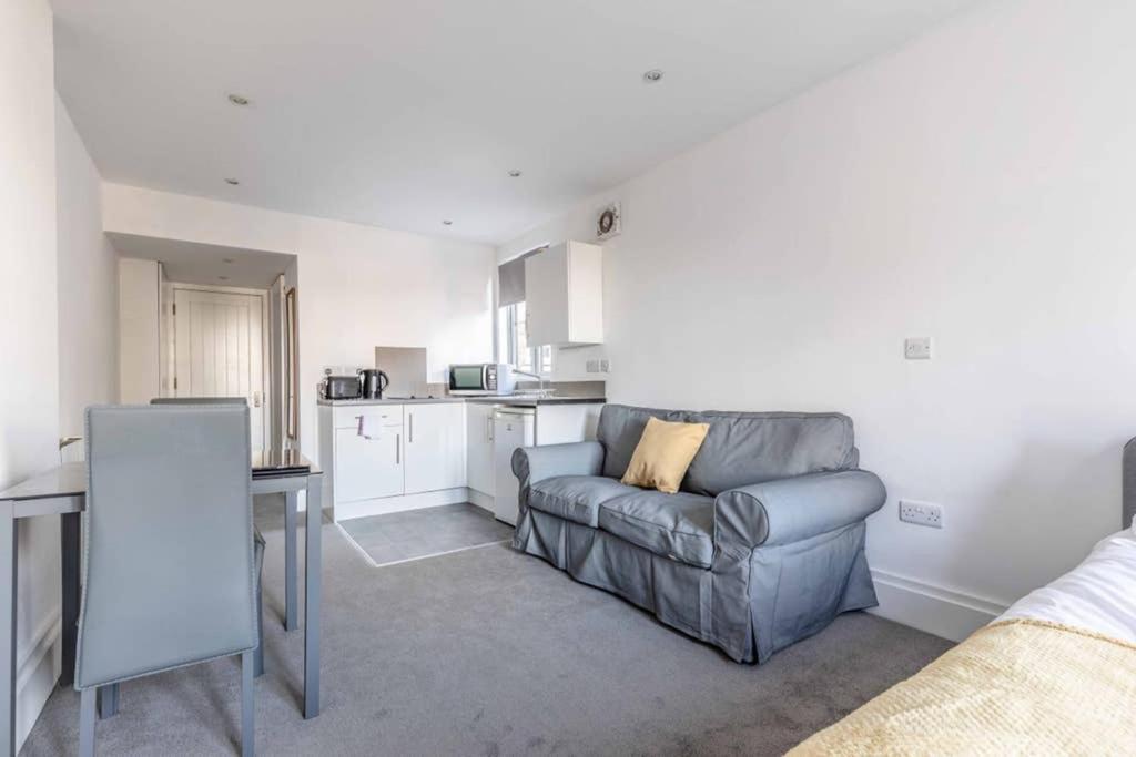 Modern Apartment On Egham High St And Close To Royal Holloway Exterior photo