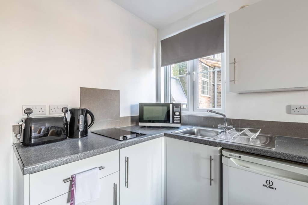 Modern Apartment On Egham High St And Close To Royal Holloway Exterior photo