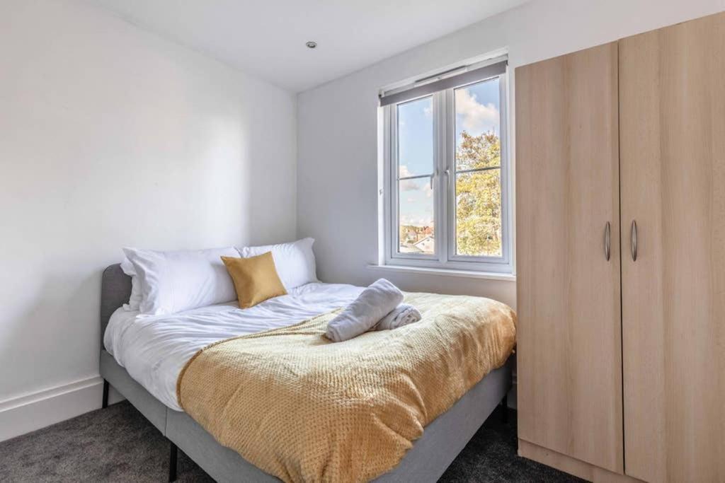 Modern Apartment On Egham High St And Close To Royal Holloway Exterior photo